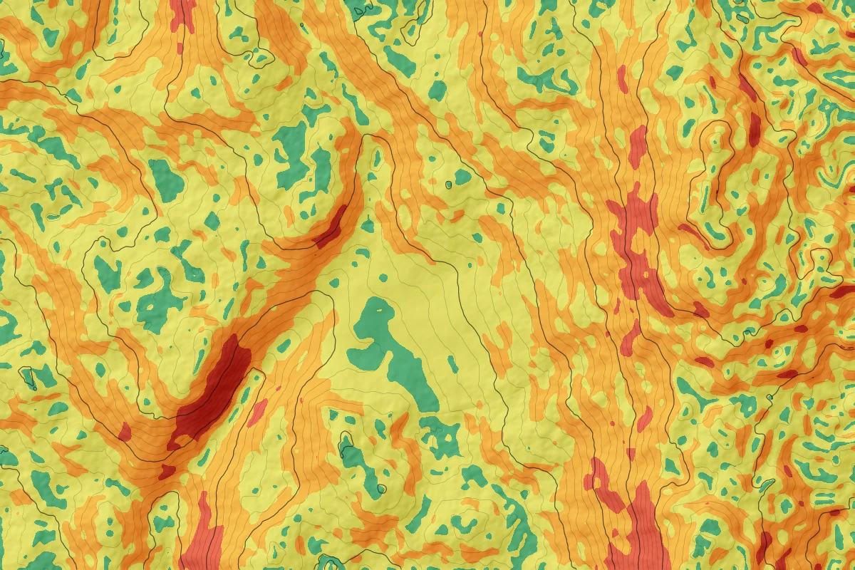 Slope classification map with contour lines: a gentle green bench in the middle of the site surrounded by steeper orange and red slopes